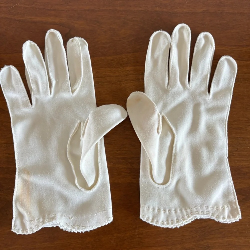 Elegant Vintage‎ White Gloves with Button Detail